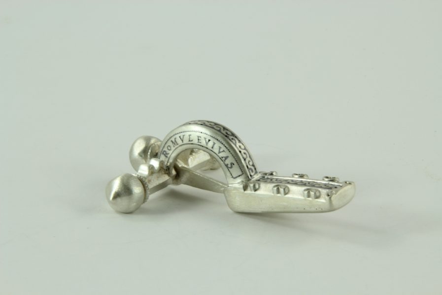 Fibula di Massenzio in argento 3